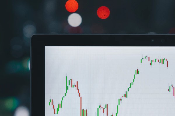 Küresel piyasalarda makro verilere yönelim artıyor, BIST 100’de 13.555 destek<