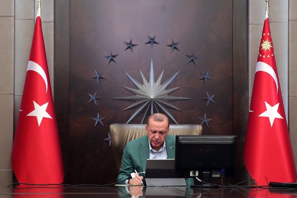 Cumhurbaşkanı Erdoğan'dan CHP Genel Başkanı Özel'e geçmiş olsun telefonu