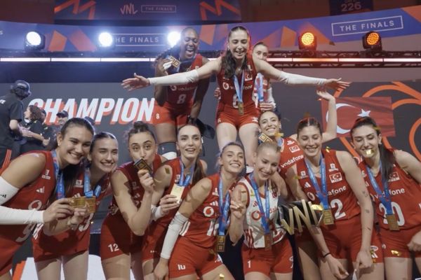OPET Voleybol Milli Takımlarının enerjisine Şebnem Ferah ile “durma” diyor<