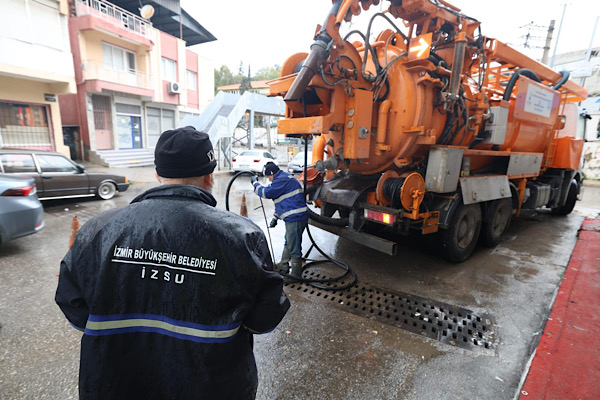 İzmir’de kuvvetli yağış ve fırtınaya karşı saha önlemleri artırıldı<