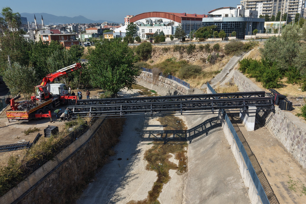 Karşıyaka’da 10 dakikalık yaya yolu 1 dakikaya inecek<