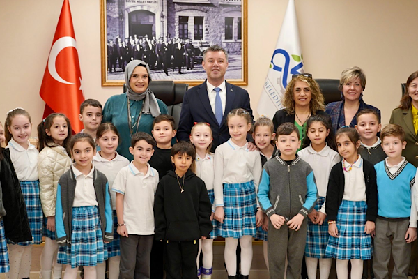 Çocuklar Başkan Sarıkurt’u makamında ziyaret etti<