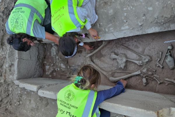 Aspendos’ta 2 bin 400 yıllık güreşçi mezarı