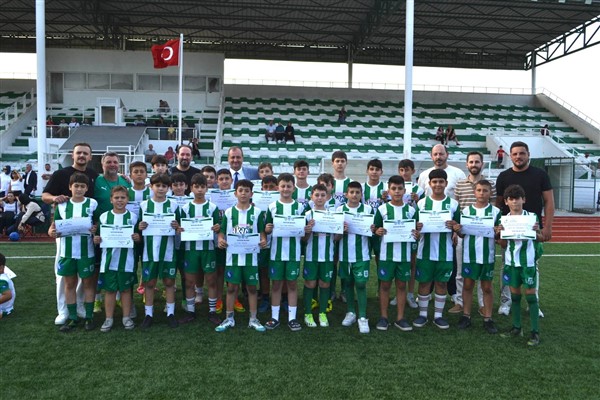 İznikspor Yaz Futbol Okulu’nda sertifika heyecanı<