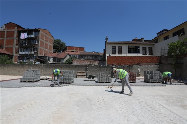 İnegöl Belediyesi, Hamidiye Mahallesi'nde 21 araçlık ücretsiz otopark çalışmasını başlattı<