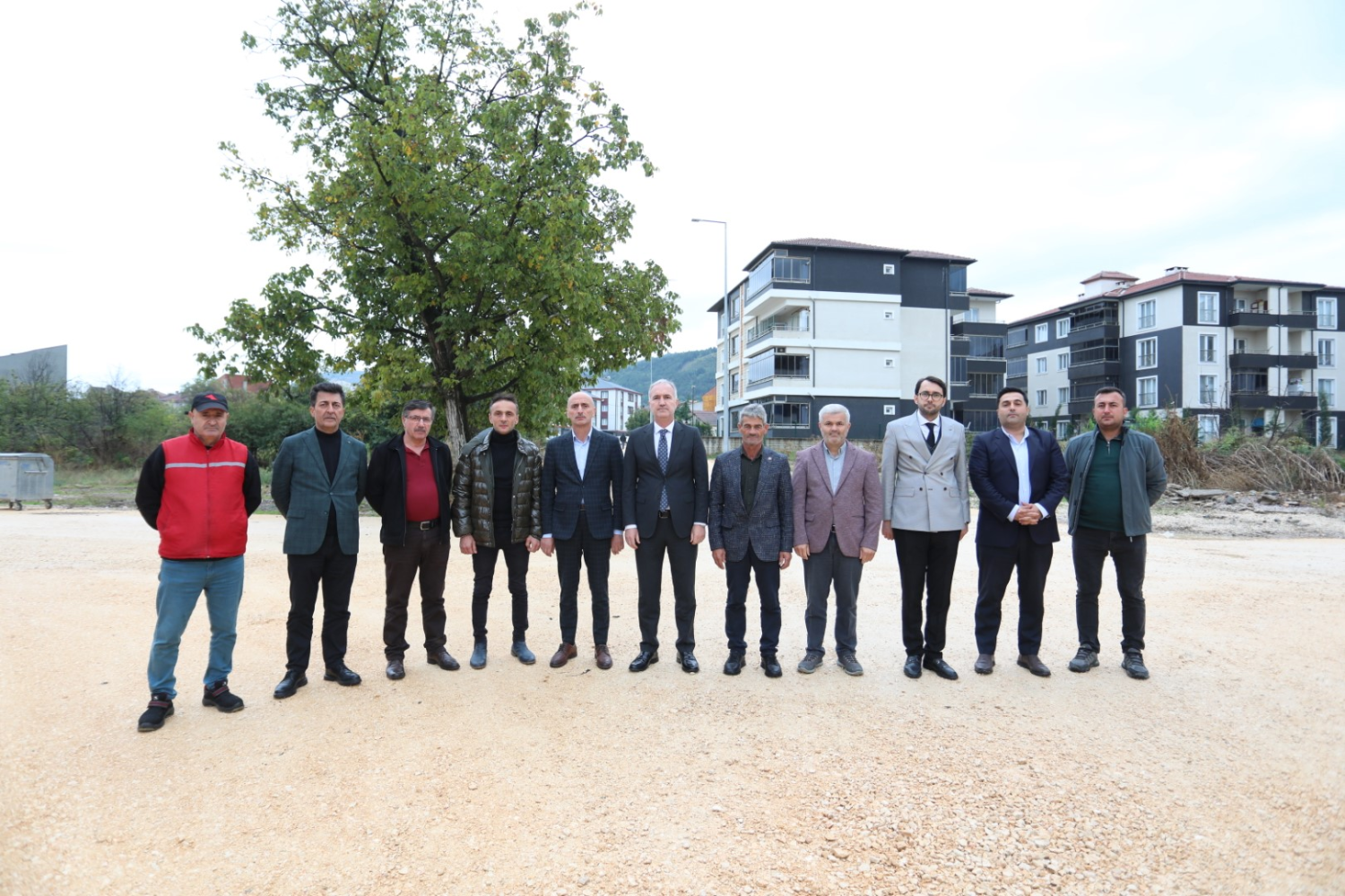İnegöl Cerrah’ta 27 sokakta sathi kaplama çalışması başladı<