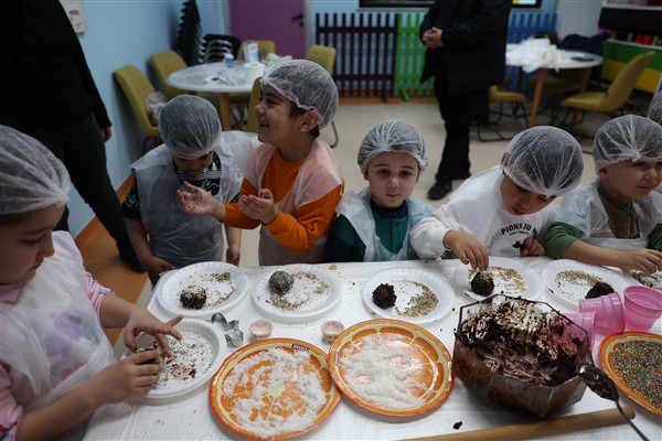 Büyükşehirin miniklere özgü kütüphanesinde ‘Kurabiyemi Tasarlıyorum’ etkinliği düzenlendi<