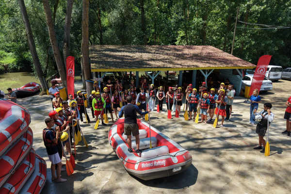 Düzce Belediyesi gençleri Melen Çayı'nda rafting heyecanıyla buluşturdu