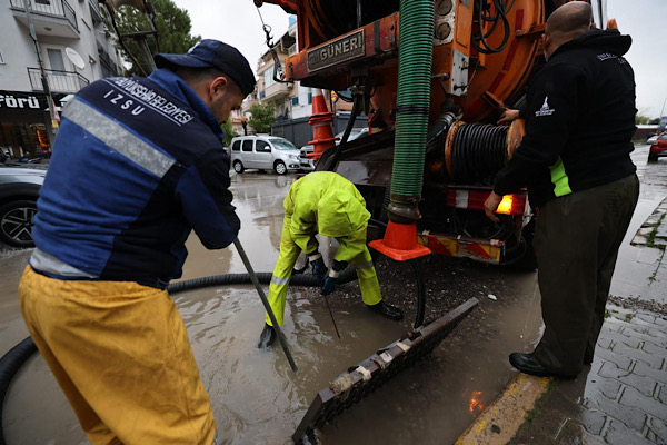 İzmir’de sağanak yağış sonrası saha çalışmaları yürütüldü<