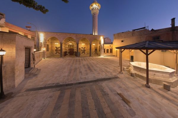 İki tarihi cami Mevlid Kandili’nde yeniden ibadete açılıyor<