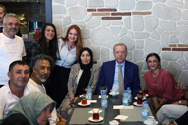 Cumhurbaşkanı Erdoğan, Üsküdar’da esnafı ziyaret etti