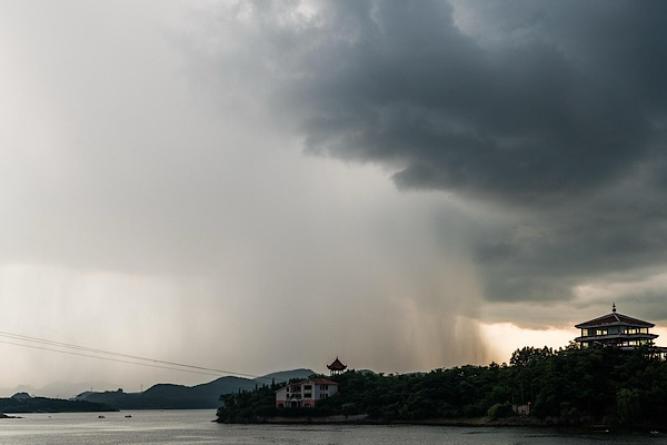 Batı bölgesi için kuvvetli rüzgar ve fırtına uyarısı