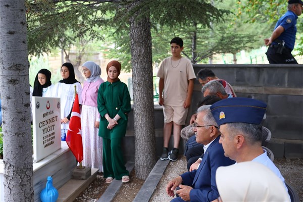 Başkan Büyükkılıç, şehit Komiser Yardımcısı Cennet Yiğit’in kabrini ziyaret etti<