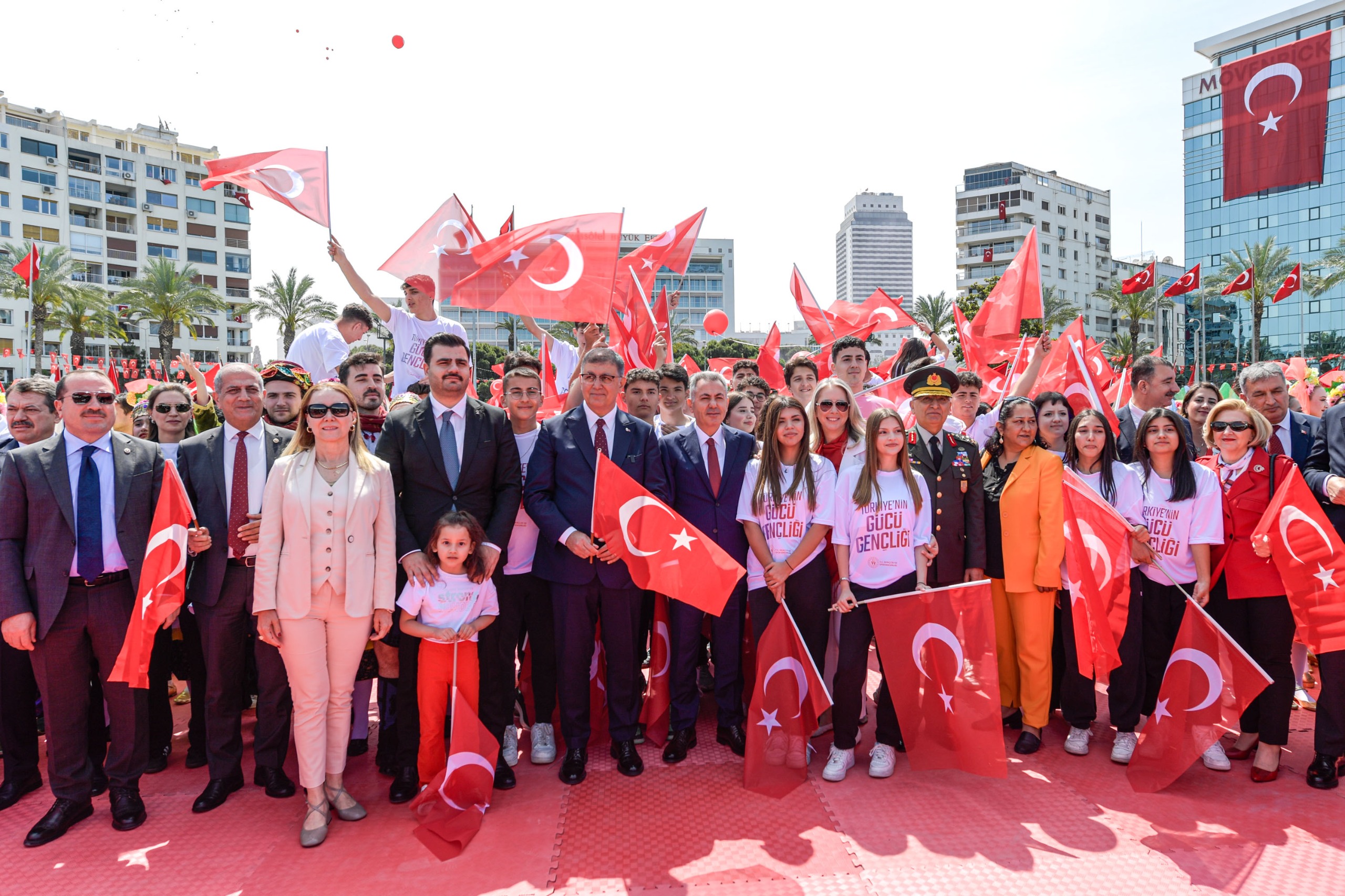 İzmir’de 19 Mayıs kutlamaları gösterilerle başladı<