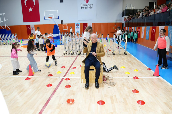 Başkan Yıldırım, teneffüste öğrencilerin sevincine eşlik etti<