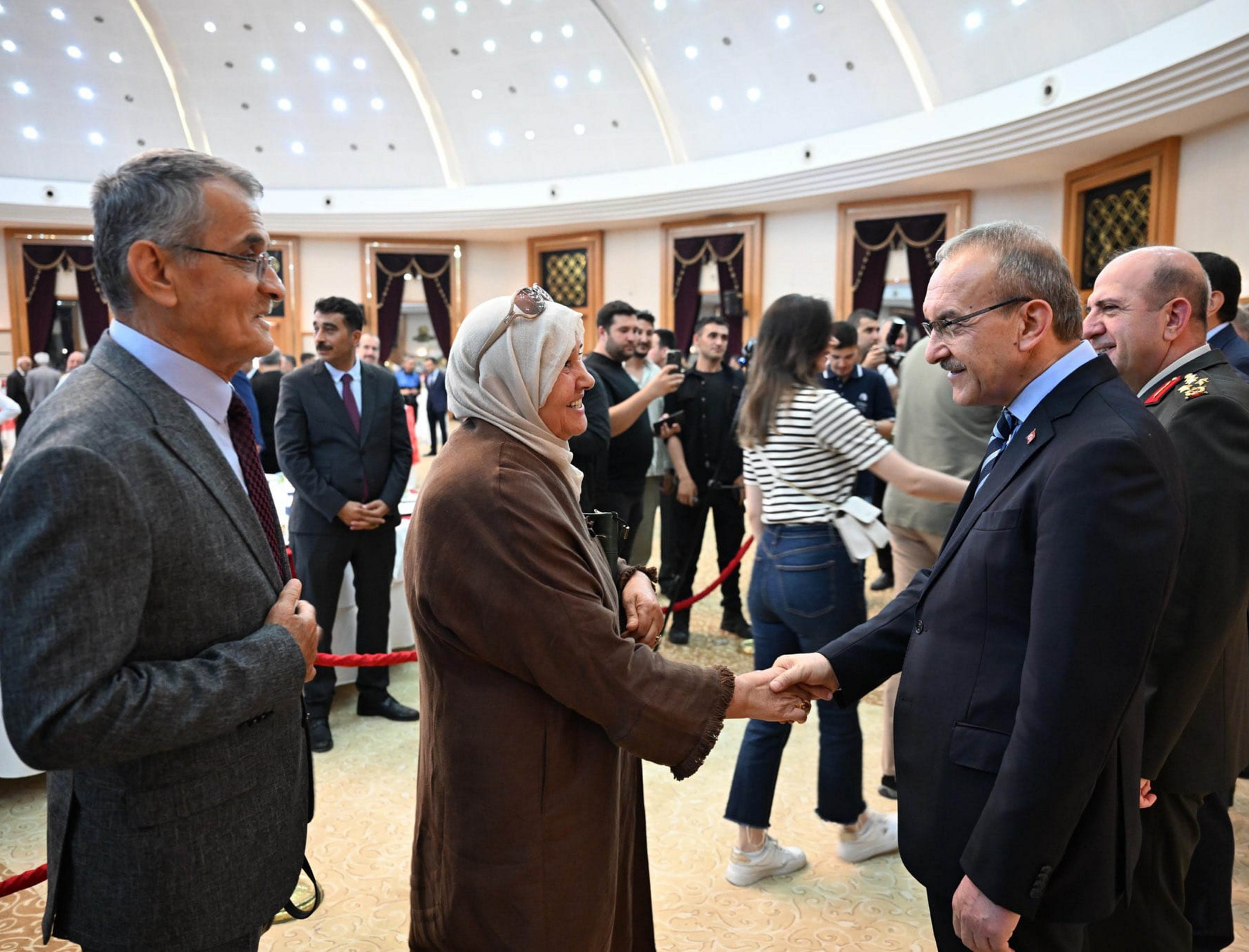  Vali Yavuz, Kurban Bayramı ziyaretlerini sürdürüyor