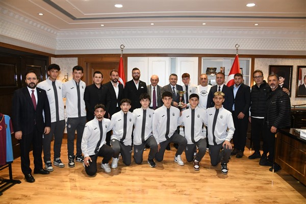  Yavuz Sultan Selim Anadolu Lisesi futbol takımından Başkan Genç'e ziyaret