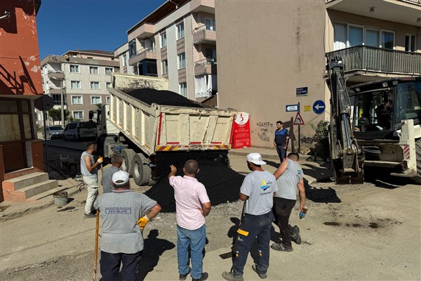 Karamürsel'de asfalt yama çalışmaları devam ediyor<