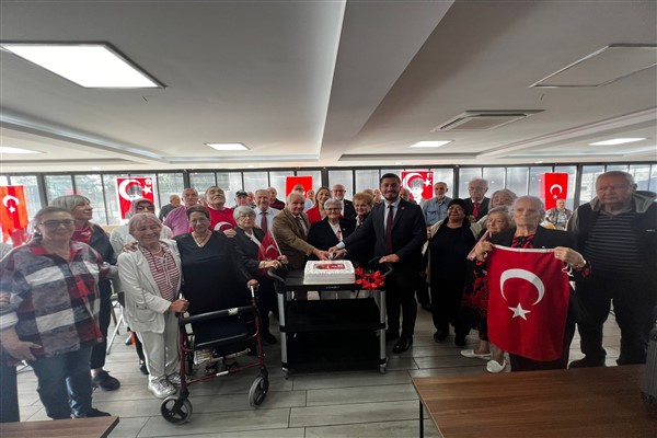 Nilüfer'de huzurevleri ve hasta konukevinde Cumhuriyet Bayramı kutlandı