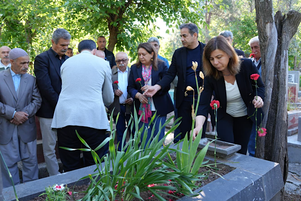 Eşbaşkan Bucak, Vedat Aydın’ın mezarı başında anmaya katıldı<
