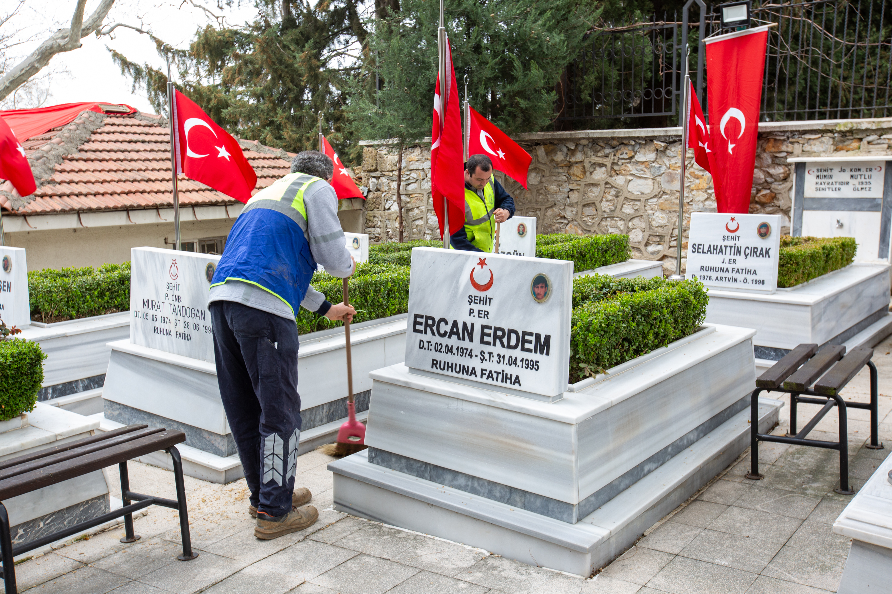 Bursa Büyükşehir Belediyesi'nden şehitliklerde temizlik çalışması