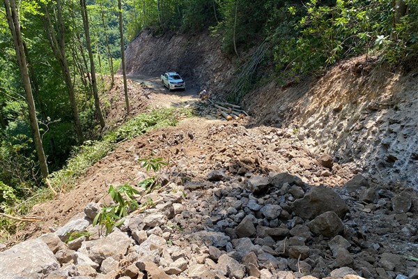 Trabzon Büyükşehir Belediyesi'nin yol çalışmaları sürüyor<