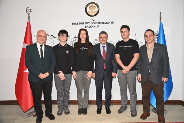 Trabzon Merkez Fen Lisesi öğretmenleri ve öğrencileri Başkan Genç'i ziyaret etti