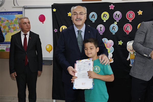 Vali Köşger öğrencilerin karne sevincine ortak oldu<