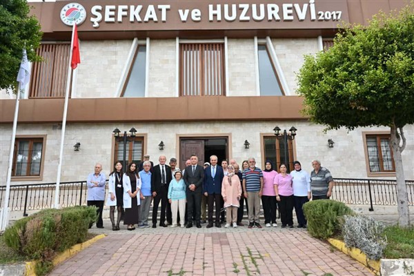 Kaymakam Dervişoğlu ve Başkan Kocagöz, huzurevini ziyaret etti