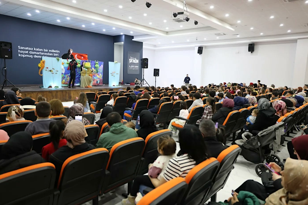 Derince’de çocuklar tiyatro etkinliğinde buluştu