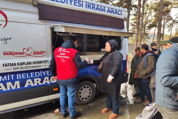 İzmit Belediyesi Çınar Ekibi, Perşembe Pazarı'nda sıcak çorba dağıttı<