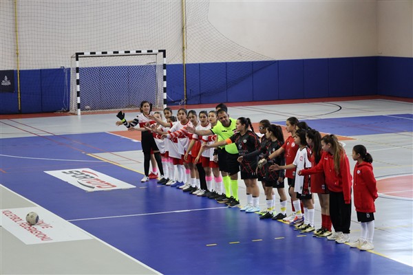 Karaman’da Okul Sporları Yıldızlar Futsal Yarı Final müsabakaları başladı <