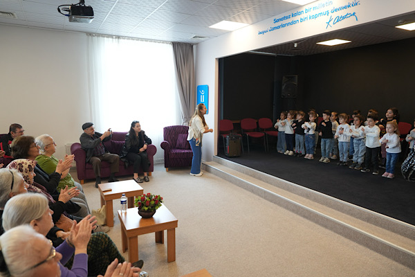 Minikler, Metin Özöğüt Yaşam Merkezi'nde yaşlı vatandaşları ziyaret etti<