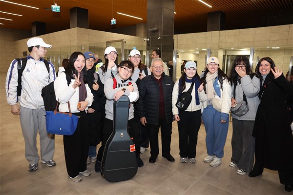 Başkan Büyükkılıç, Kayseri Havalimanı'nın yeni terminal binasında ilk yolcuları karşıladı 
