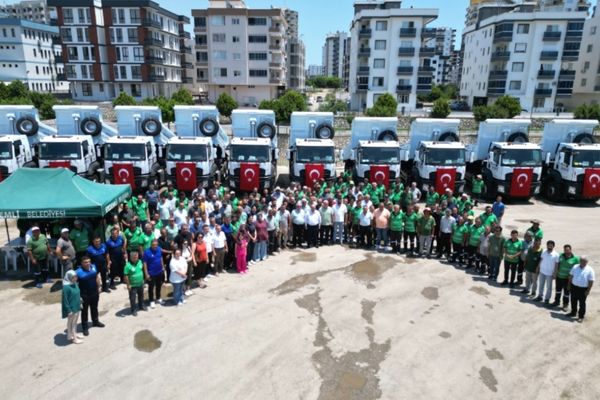 Erdemli Belediyesi araç filosuna 10 yeni kamyon ekledi<