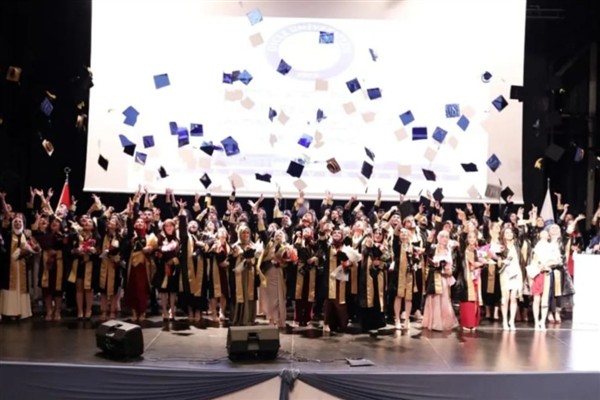 Dicle Üniversitesi’nde hemşirelik öğrencilerinin mezuniyet coşkusu 