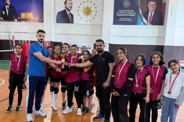 Bayındır Ortaokulu yıldız kızlarda il şampiyonu oldu<