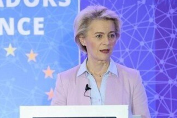 Von der Leyen: Ukrayna bayrağı birliğimizin kalbinde dalgalanacak<