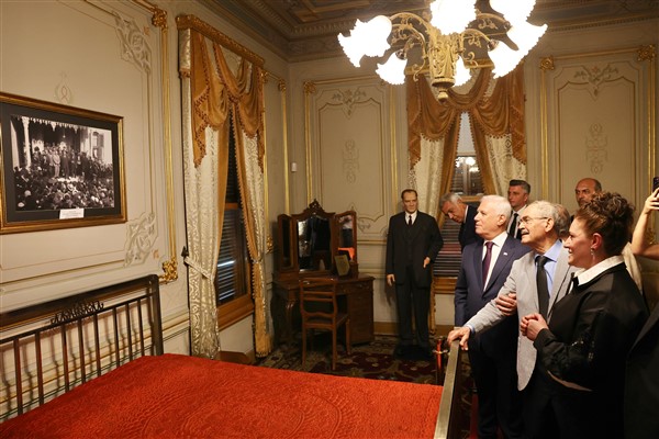 Atatürk’ün balmumu heykeli, Hünkar Köşkü’nde sergileniyor<