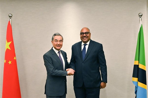 Dışişleri Bakanı Wang Tanzanyalı mevkidaşı Kombo ile görüştü<