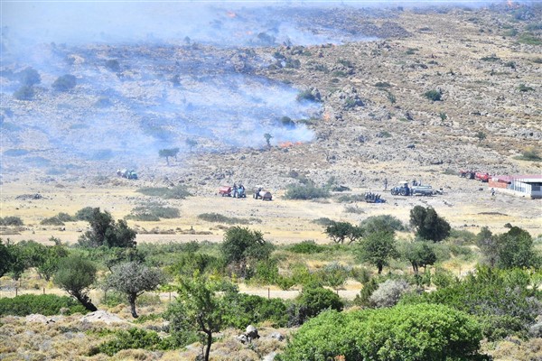 Başkan Tugay, Urla'da yangın bölgesini inceledi<