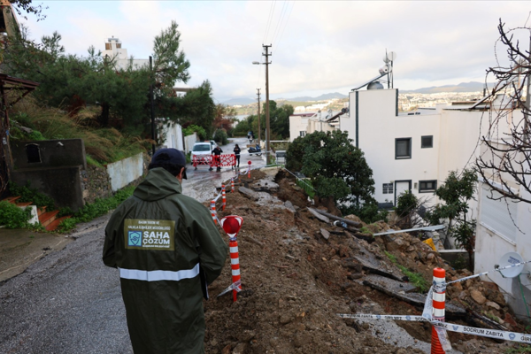Bodrum'da ekipler şiddetli yağışlara karşı mücadele etti<