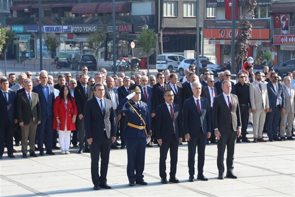 İnegöl’de bayram coşkusu resmi törenlerle başladı<