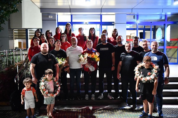 Milli sporcu Akkuş, Trabzon’da çiçeklerle karşılandı<