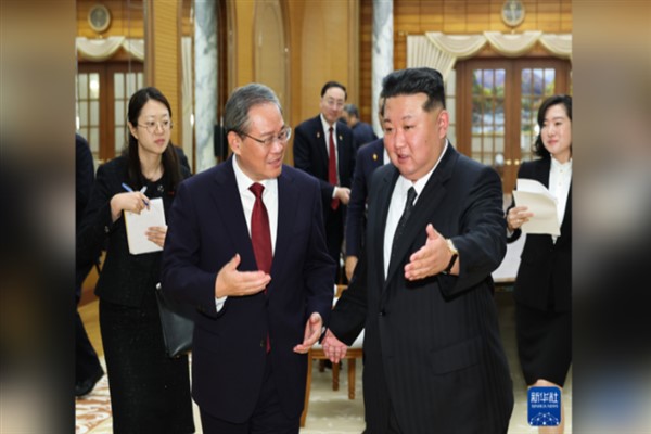 Başbakan Li, Pyongyang’da KDHC lideri Kim Jong Un’la görüştü