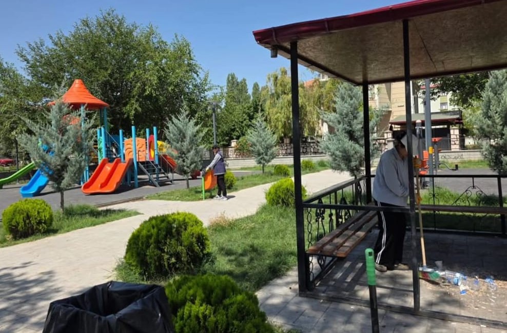 Iğdır Belediyesi, yeşil alanlarda bakım ve temizlik çalışmalarını sürdürüyor<