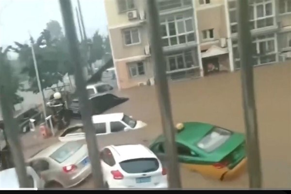 Kuzey Pekin'i vuran ölümcül sel nedeniyle sokaklar nehirlere dönüştü<