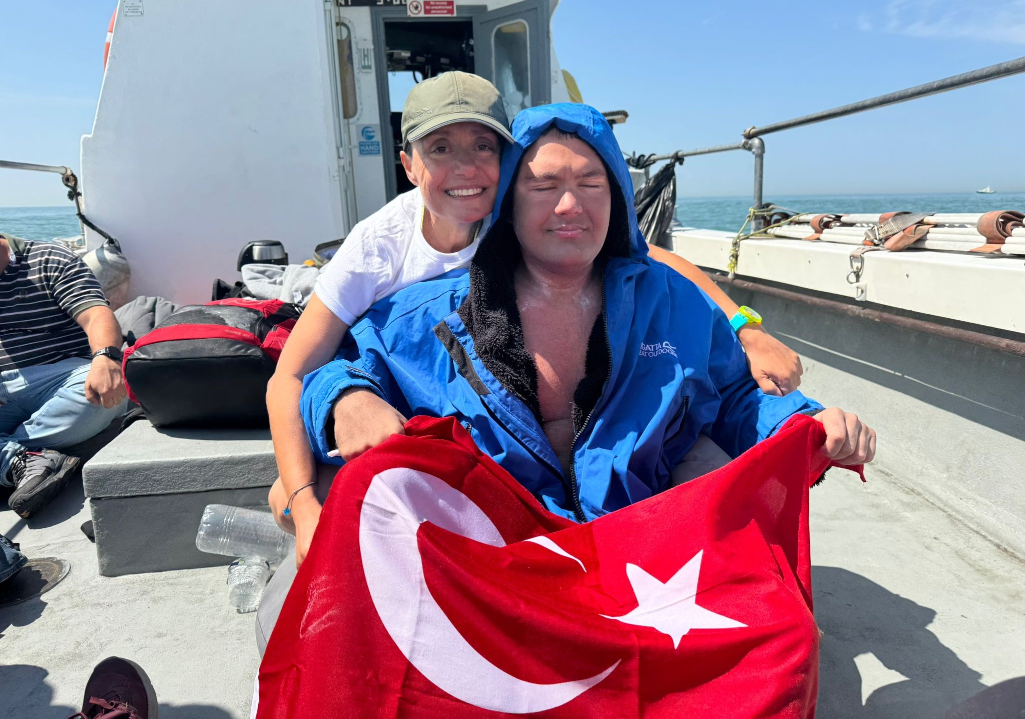 Tuna Tunca, Manş Denizi'ni yüzerek geçen otizmli ilk Türk sporcu oldu<