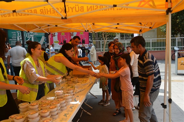 Mersin Büyükşehir Belediyesi'nden aşure ikramı<