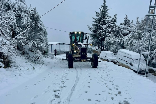 Antakya'da karla mücadele çalışmalarına başladı